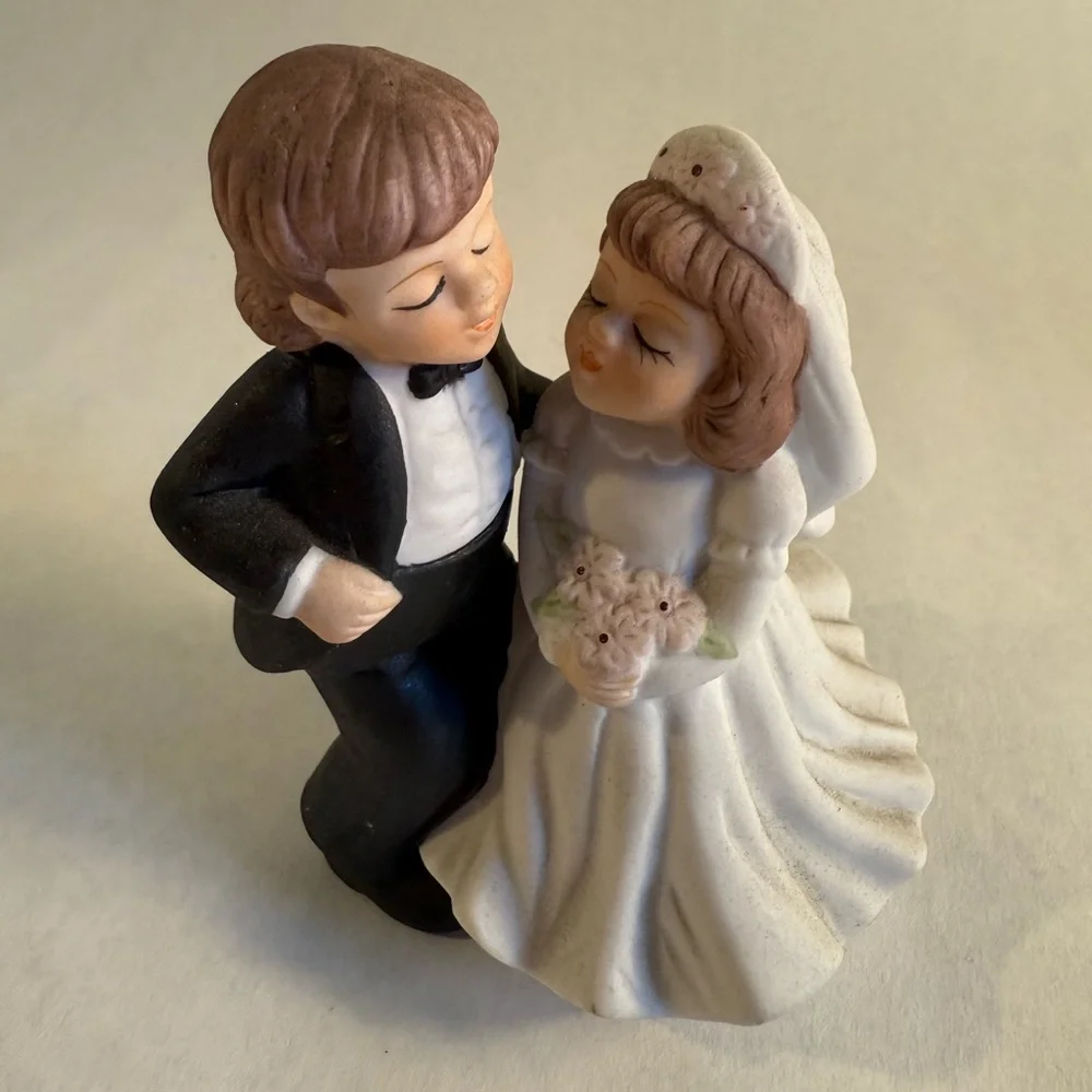 Adorable Bride and Groom Cake Topper NWOT